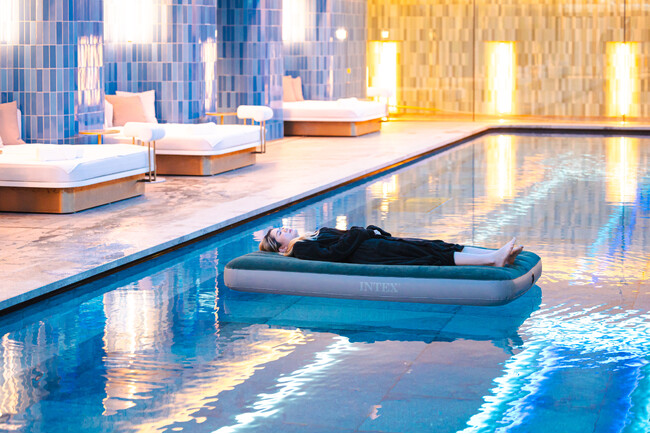 【W大阪】浮遊型サウンドヒーリング「フローティング・サウンド・バス」を開催