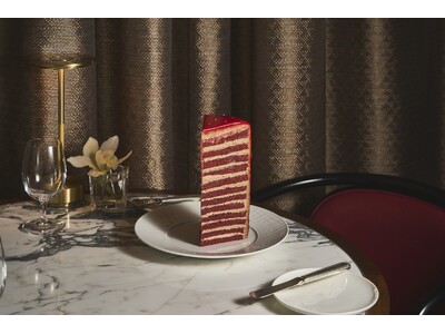 【セント レジス ホテル 大阪】ブラッスリー「REGINE」の美意識を象徴する、圧倒的な存在感。24層で描くダークレッドのベルベッドケーキ「タワー・オブ・アスター」新登場