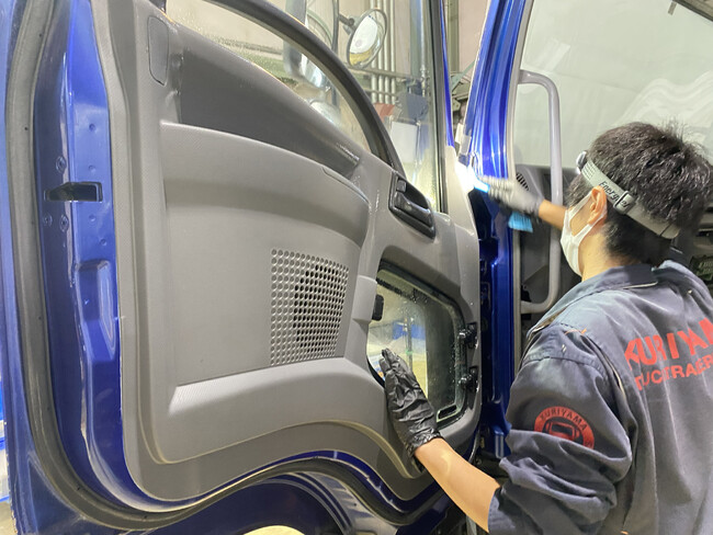 「表面だけでなく“隙間”まで」｜栗山自動車工業、“外して洗う”トラックルームクリーニング技術を公開