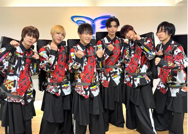 「歩く広告！アドマン」を活用しアイドルグループ「世が世なら!!!」が渋谷でゲリラプロモーションを実施。『推し活でお金が稼げる』前代未聞の企画で熱狂を生む。