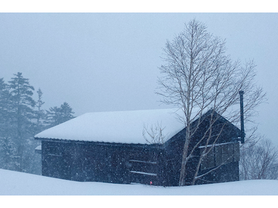 積雪300cmの豪雪地域も20年保証。屋根一体型太陽光パネルRoof-1の積雪対応モデル販売開始。