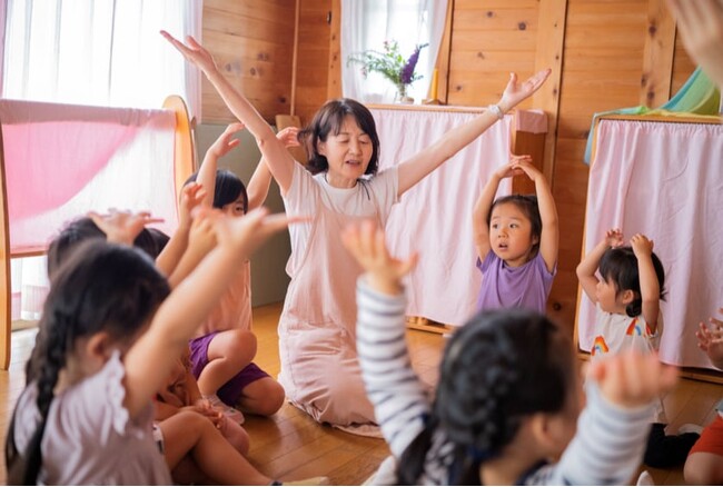生成AI時代、3~5歳児の親に“身体で学ぶ”幼児教育を体験していただきます