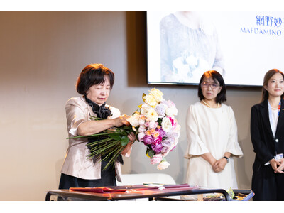 日本のフラワーアレンジメント x 長寿プロジェクトのニナファーム「100本のバラで100歳まで美しく生きる」