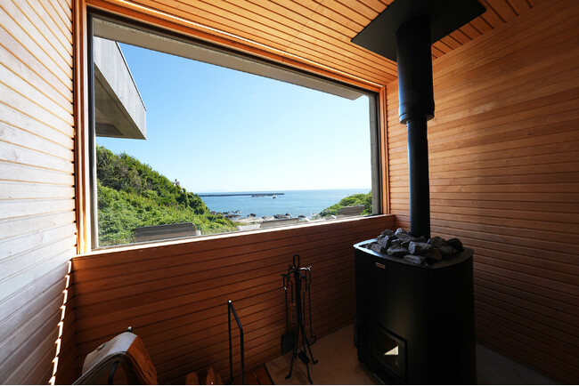 薪の熱と天然芝に包まれる、極上のととのい時間。神奈川県三浦市のヴィラ、Moroisosoにサウナ施設が新オープン