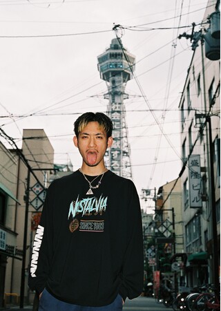【NOSTALVIA ノスタルヴィア】25AWテーマは大阪の街。 フォトグラファー新田桂一が大阪新世界の街をデジタル写真集とグラフィックアパレルで展開します。