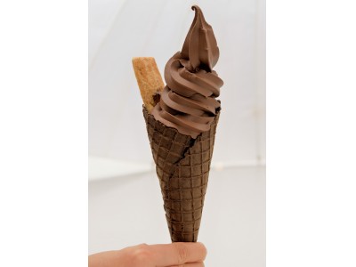 【8月1日より販売開始】新感覚「ファブリス・ジロット」人気濃厚チョコレートソフトクリームにサクサク食感トッピング！