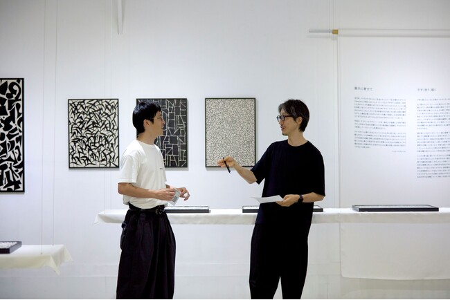 小林一毅氏とのテキスタイルアート《Between black & white》を阪急うめだ本店で期間限定販売