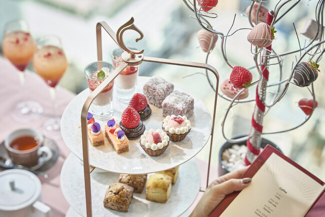 苺を堪能できる大人気のアフタヌーンティーが今年も登場！「ストロベリー＆チョコレート アフタヌーンティー」12月26日(金)より提供開始。