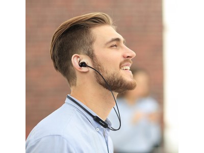 スポーツにも最適なネックバンドタイプの軽量Bluetoothイヤホンを5月1日発売