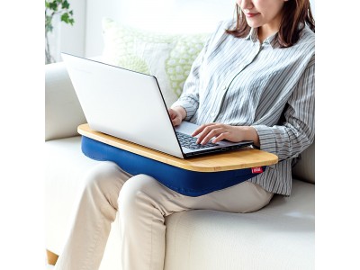 膝上でノートパソコンなどをくつろぎながら操作できる膝上テーブルを5月24日発売