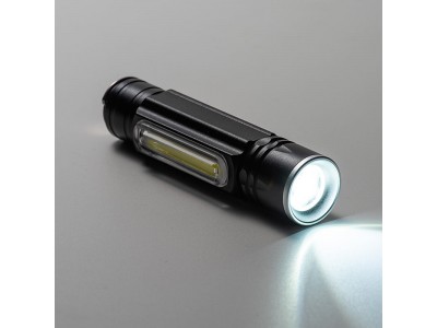 ズームで照射範囲を調節でき、広範囲を照らす2つのライトを搭載した小型LEDライトを9月9日発売