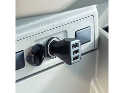 車のシガーソケットでスマホやタブレットなどが同時に充電できるカーチャージャーを発売。