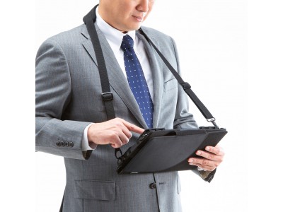 タブレットに装着したままでも背面カメラが使用できる、ショルダーベルト付きタブレットケースを発売。