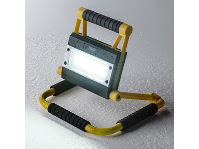 工夫ひとつで照らしたい方向を自在に変形できるLED投光器を9月30日発売