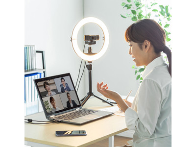 テレビ会議や動画配信できれいに映る自撮り用LEDライト付きスタンドを発売