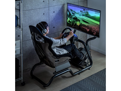 レーシングゲームを体験できるレーシングコックピットとモニタアームを2月17日発売