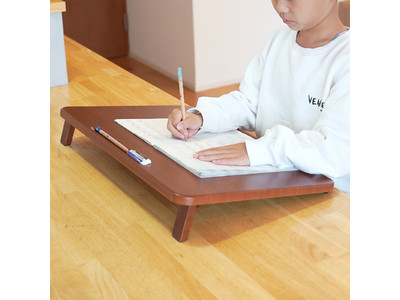 子どもの姿勢悪化を防止！木目調の卓上学習台を9月21日発売