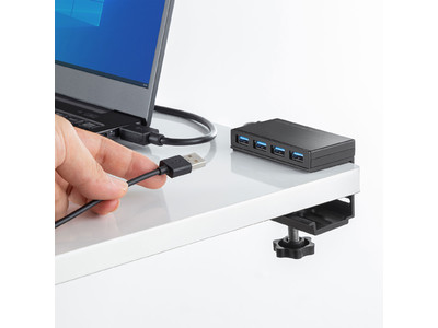 机に挟めるクランプ固定式のUSB3.2 Gen1 4ポートハブを発売