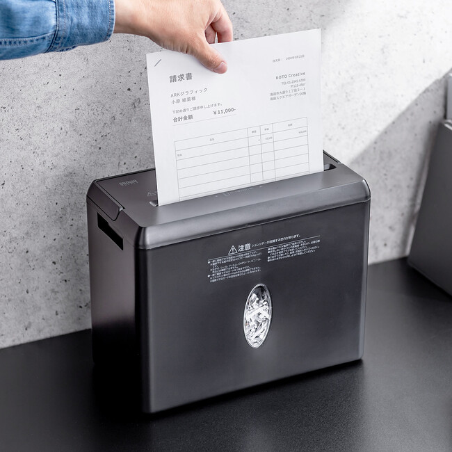コンパクトサイズで、場所を選ばず設置可能なA4対応卓上シュレッダーを8月6日に発売