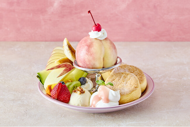 ブランチカフェFLIPPER’S（フリッパーズ）夏を彩る “奇跡のパンケーキ まるごと白桃” が今年も発売決定