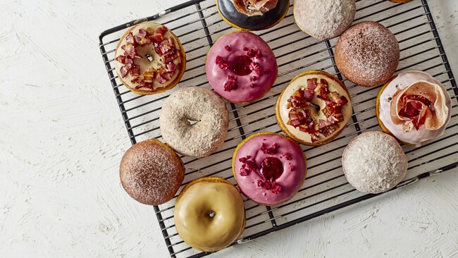 贈りたくなる「ホリデードーナツ」と、冬限定「チョコベリービスケットパンケーキ」Roasted COFFEE LABORATORY にてスタート！