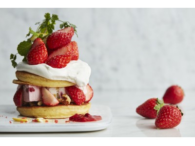 オールタイムパンケーキショップ「J.S. PANCAKE CAFE」“苺のショートケーキ”をイメージしたアイスパンケーキが新登場人気のグランドメニュー3種も期間限定“苺”をたっぷり乗せてご用意！