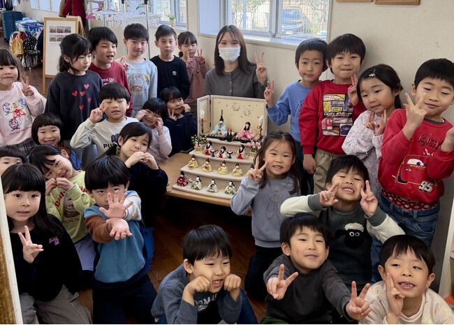 ふらここ、保育関連施設３件に雛人形を寄贈-２月12日、「まなびの森ぶんじっこ保育園」で園児と一緒に飾り付け体験を実施-