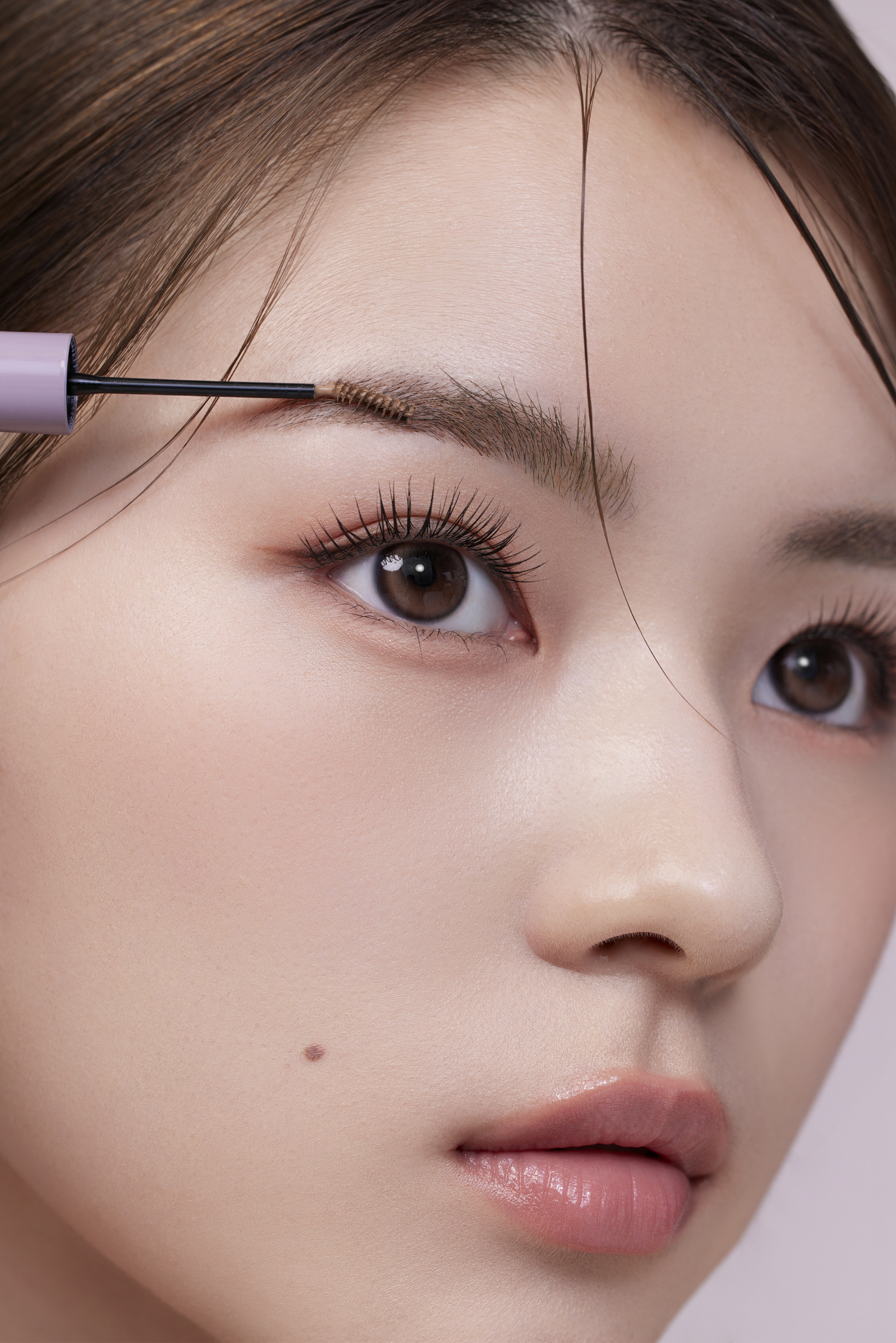 ＜mude.＞眉メイクの新定番『インスパイアスキニーブロウカラ』がついに店頭発売。繊細なニュアンスカラーと極細ブラシで、“抜け感眉”を自由自在に。