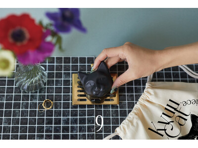 2024年2月22日「ニャンニャンニャン」記念！9.kyuuから数量限定！炭を贅沢に配合、イケニャンな『ハコイリ炭黒ネコ石鹸』＋オリジナル猫巾着のスペシャルセットが発売！