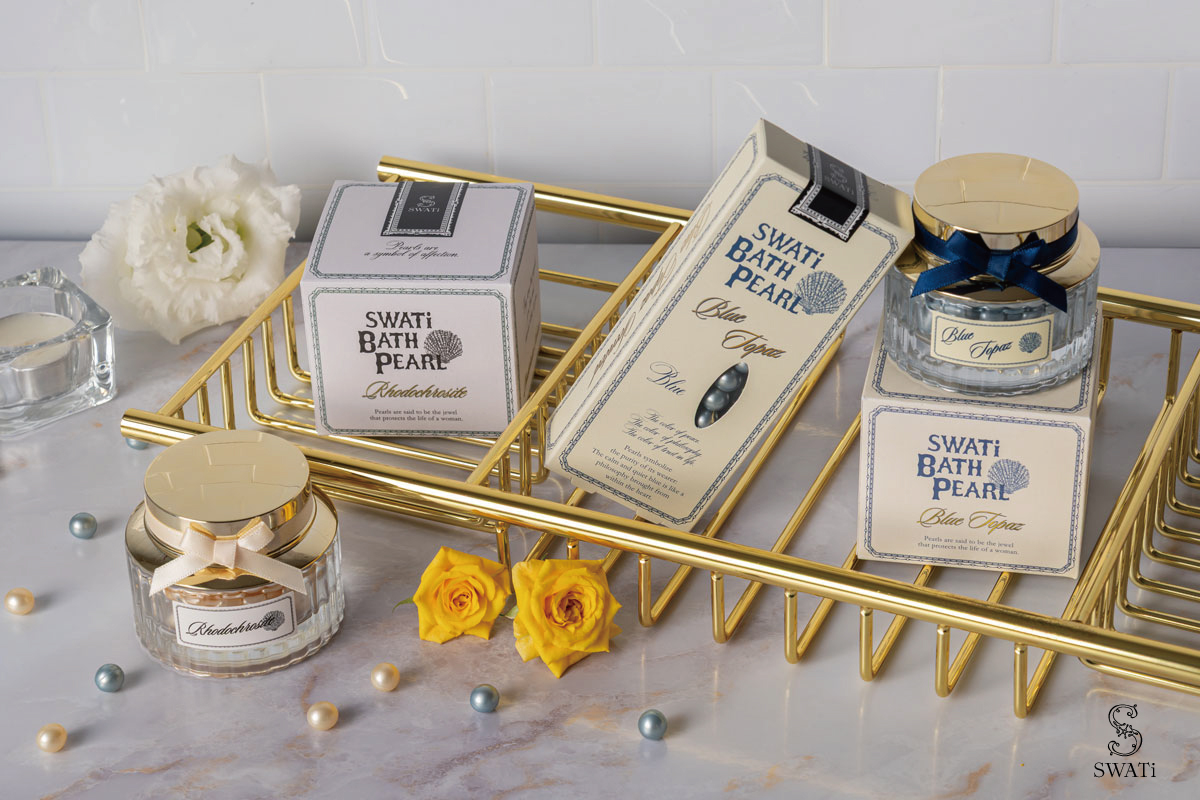 きらめく一粒が、心までときめかせる。本物の真珠のような輝きを放つ入浴料『SWATi BATH PEARL』から11月14日(金)、高級感ある美しいガラスボトルに詰め込まれた新サイズと限定カラーが登場！