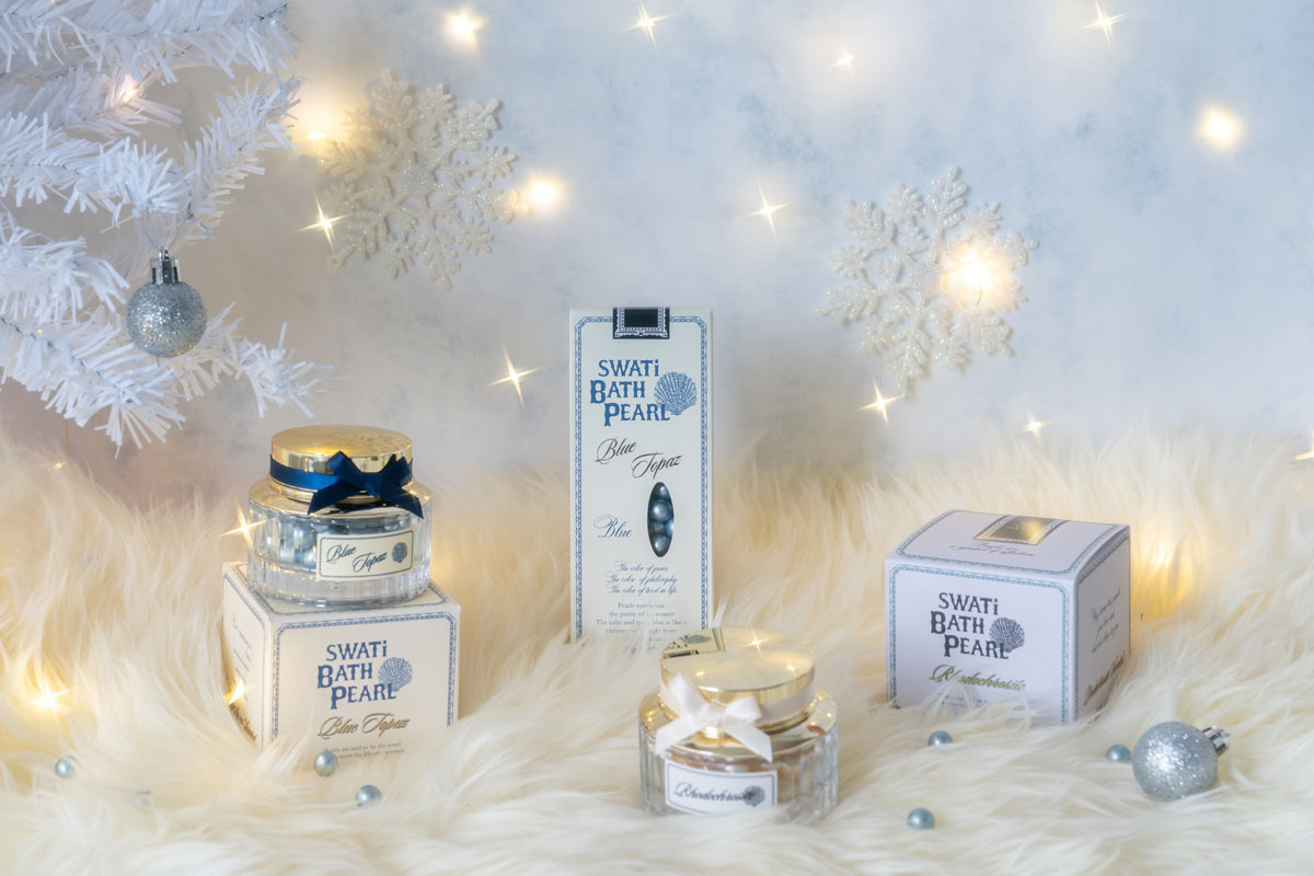 ホリデーシーズンの映えギフト！バスタイムに本物の真珠のような輝きを届ける『SWATi BATH PEARL』から高級感あふれるガラスボトル入りの新サイズ＆限定カラーが11月14日(金) 登場。