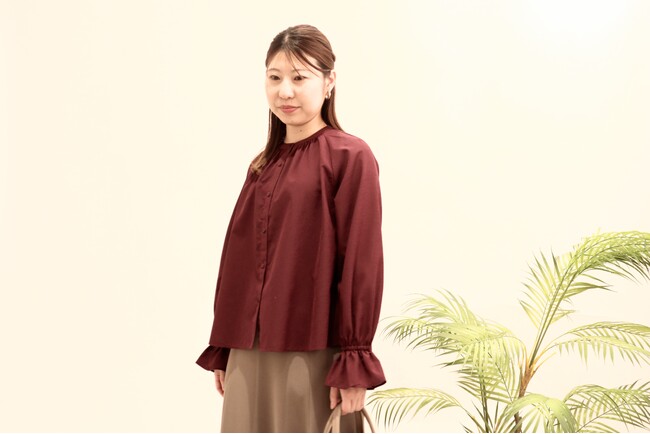 秋色シアー素材のブラウスを8月21日に発売　猛暑でも快適に着用できる透け感を抑えたシアー素材を採用