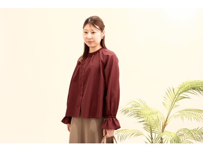 秋色シアー素材のブラウスを8月21日に発売　猛暑でも快適に着用できる透け感を抑えたシアー素材を採用