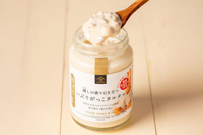 久世福商店のこだわりのマヨソースを共同開発 ～人気商品「いぶりがっこタルタル」のさらなる美味しさを追求！ コク深い卵の風味と味わいで商品全体の味を格上げ～