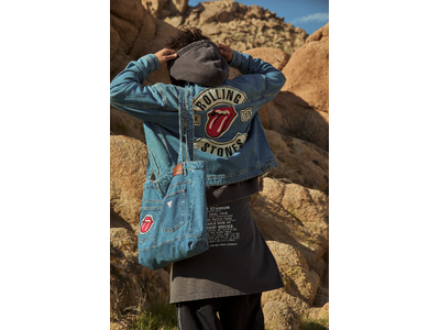 GUESS JEANS�ATHE ROLLING STONES�Ƃ̃J�v�Z���R���N�V�����𔭕\