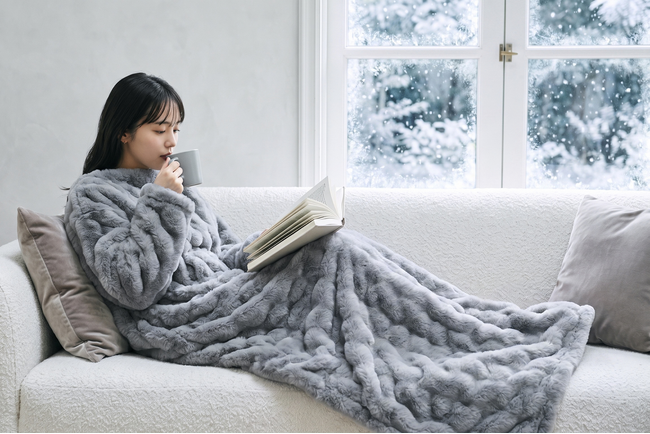毛布から出られない冬に、“動けるこたつ”という新提案。HAGOOGIから「着る電気毛布」が登場