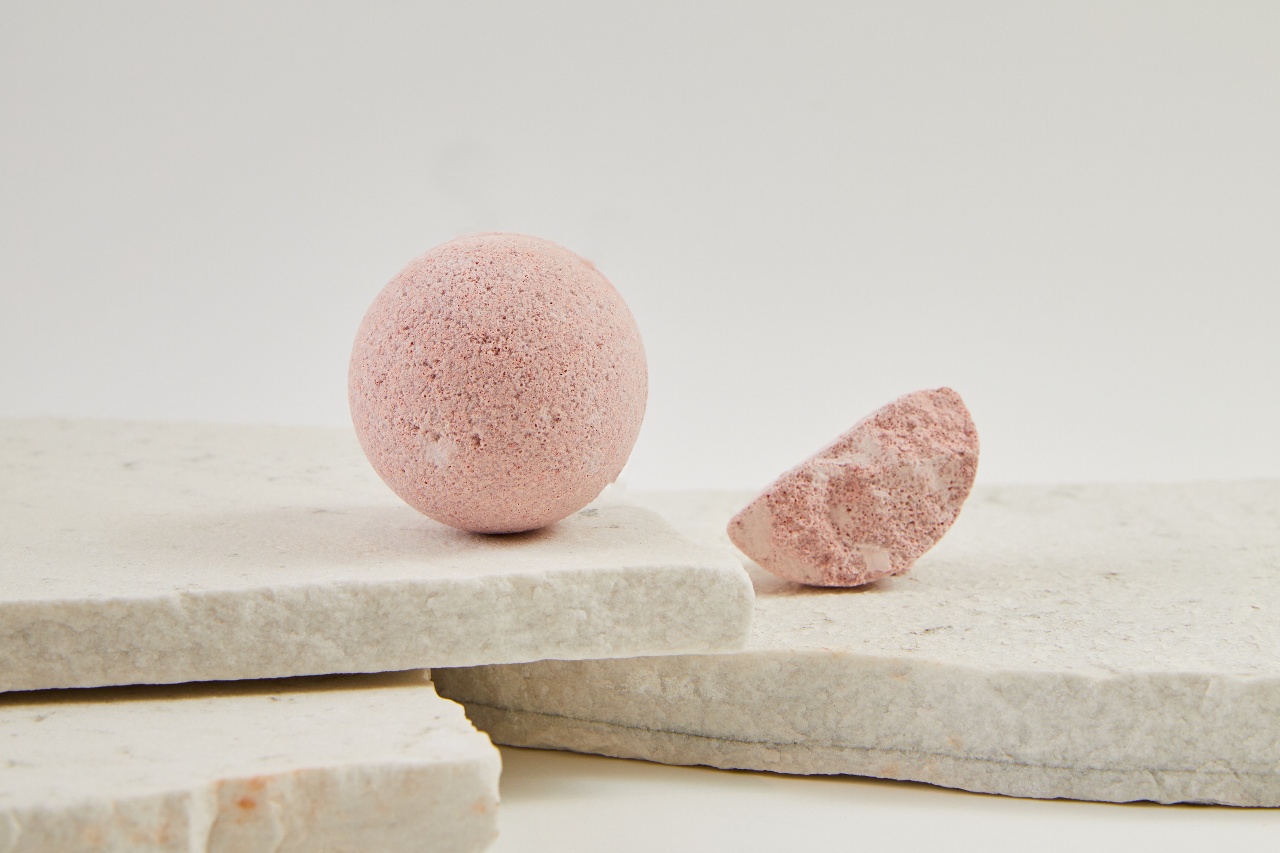 2025.11.13debut ピンクの泡はじけて甘やかに香る。ほぐれるような至福のバスタイムを楽しむバスボムが登場。