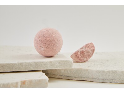2025.11.13debut ピンクの泡はじけて甘やかに香る。ほぐれるような至福のバスタイムを楽しむバスボムが登場。