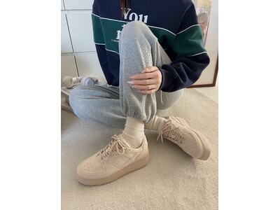 定番人気のコート系スニーカー「軽量厚底 ベーシック コートスニーカー 1483」に新色登場！トレンドのカラーをプラスして、こなれたコーデに