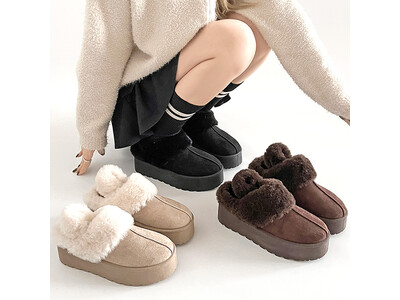 今年の一大トレンド！今からでもおさえたいファーアイテム。冬の足もと一気にかわいくなる「軽量厚底 2WAY ファーベルト付 ボア ムートン サボ スリッポン 6495」好評販売中