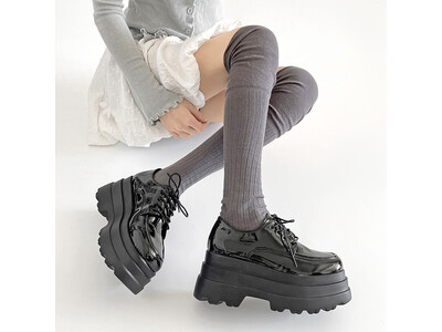 大好評の厚底トリプルソールシリーズに新作のレースアップデザインが登場。「厚底 トリプルソール ボリューム レースアップ シューズ 6437」好評販売中。