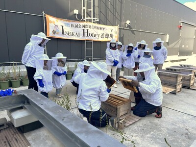 病院の屋上養蜂場を見学！搾りたてハチミツでハニーナッツ作り