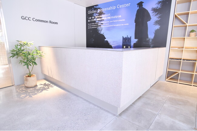 企業の廃棄プラスチックを大学内の什器に再生。行き場のない複合廃プラに新たな出口をつくる、産学連携アップサイクルモデル始動