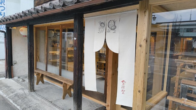 紙資源や間伐材から生まれた紙糸や、福島県・喜多方の染型紙「会津型」を体験できる直営店「TSUMUGI」を4月23日(水)より会津若松市内で営業開始
