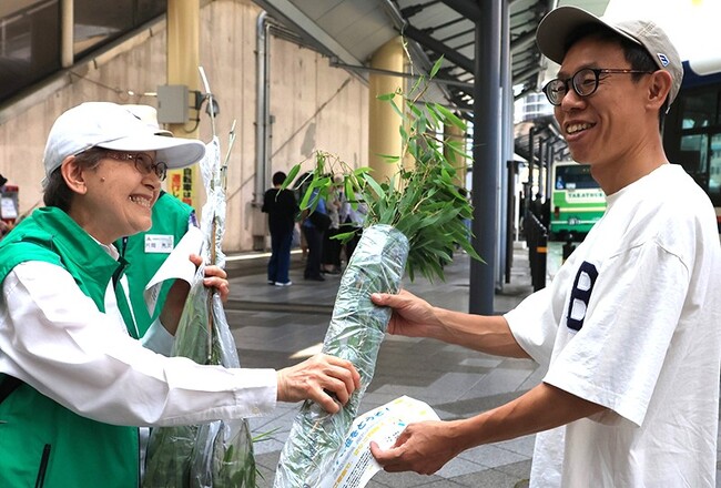 七夕を前にJR高槻駅前で間伐材のササを無料配布