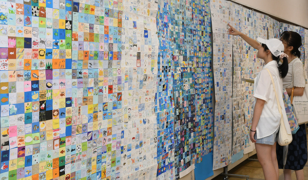 高槻市立中学校生徒が制作した1500点の美術作品が市役所に集合