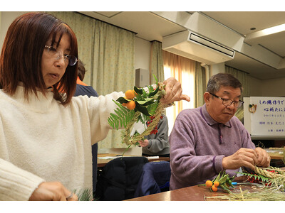 新年を前に高槻市の公民館でしめ縄作り体験