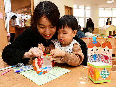 ひな祭りを前に高槻市の子育て支援施設でおひなさまの小物入れ作り