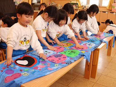 子どもの日を前に高槻市内の認定こども園でオリジナルのこいのぼり作り