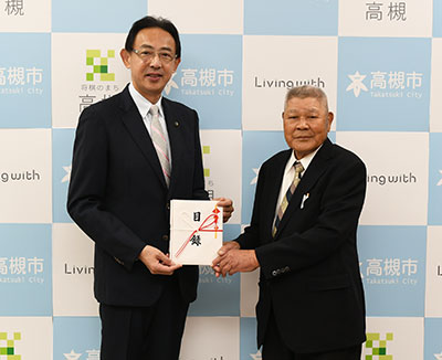 「高槻市営バスの高騰する燃料費支援に」と長安隆士さんが100万円を寄附